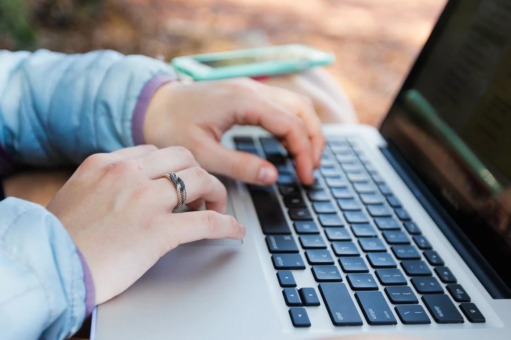 Hybrid workplace models redefining professional advancement